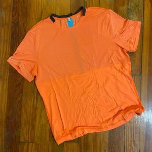 Men’s lululemon short sleeve.